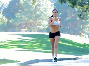 Sporty Harper Shows Her Tits While Jogging In A Park