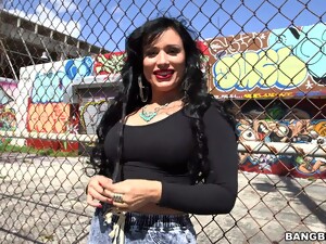 Big Butt Slut Carmen De Luz Drops On Her Knees To Give A BJ