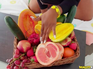 Just Peachy Logan Long, Ms London - Ebony Mom In Interracial Hardcore With Fruits - Food Fetish