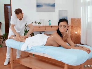 Massage Leads To Passionate Butt Fucking For Sexy Daphne Klyde