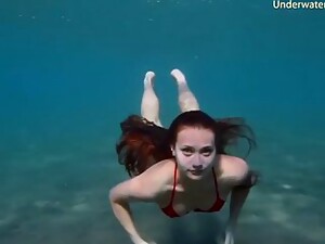 Underwater Show Of Erotic Young Models In The Water