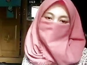 Hijab Muslim Girl Show Her Body