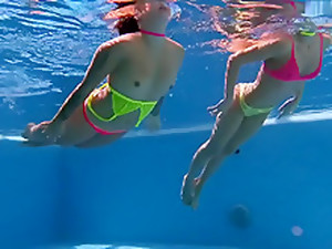 Bikini, Bajo el agua